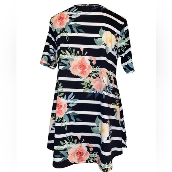 LULAROE Women’s Tunic Top Floral & Striped Pattern in BLK, WHT, Peach, YEL SZ SM - Picture 2 of 6